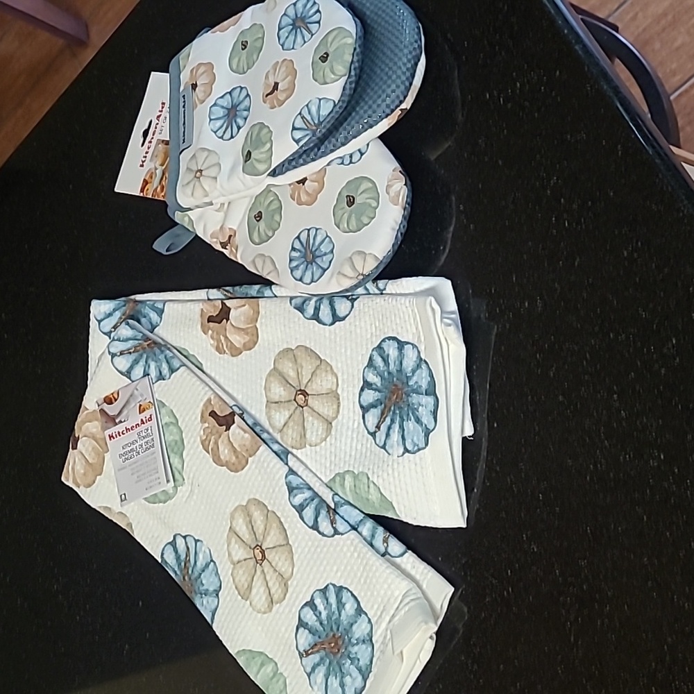 KitchenAid Towels & Mini Mitts